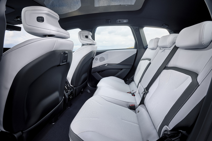 後席はこのサイズのSUVとしては標準的な居住空間だ。座面の中央を盛り上げて左右をセパレートしているため、5人乗車はちょっと難しそう。
