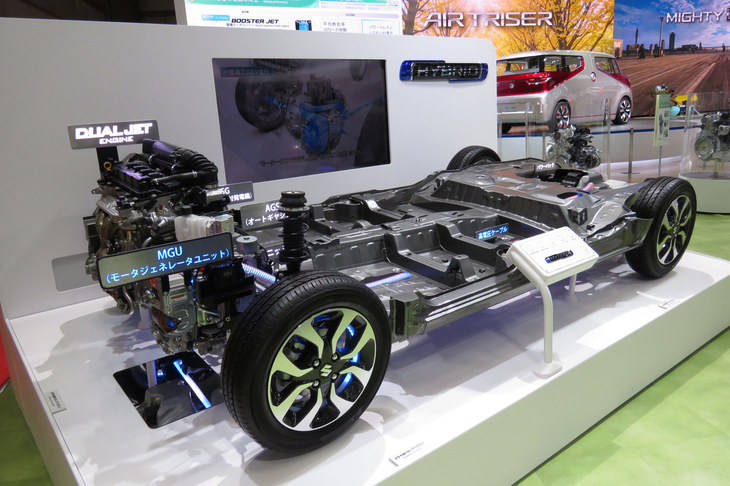 スズキ独自のストロングハイブリッドシステムは、5段の自動変速MTにモーターを組み合わせたシンプルなもの。モーターには燃費改善や動力性能の向上に加え、自動変速MTにつきものの変速ショックを緩和する役割も持たされていた。