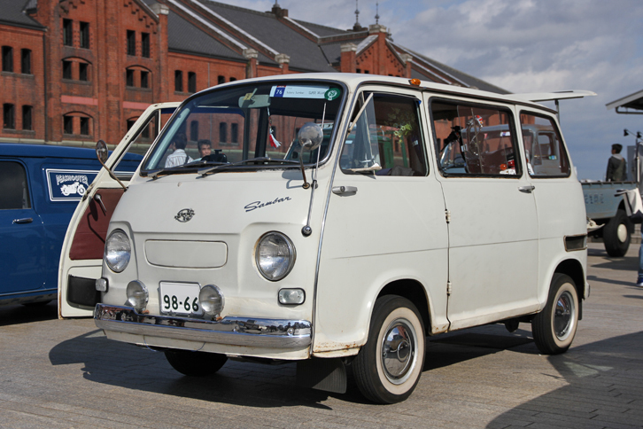 「スバル・サンバー ライトバン」。俗に“スーサイド・ドア”と呼ばれる前開き式ドアを持つ、1966年に登場した2代目サンバーの商用バン。