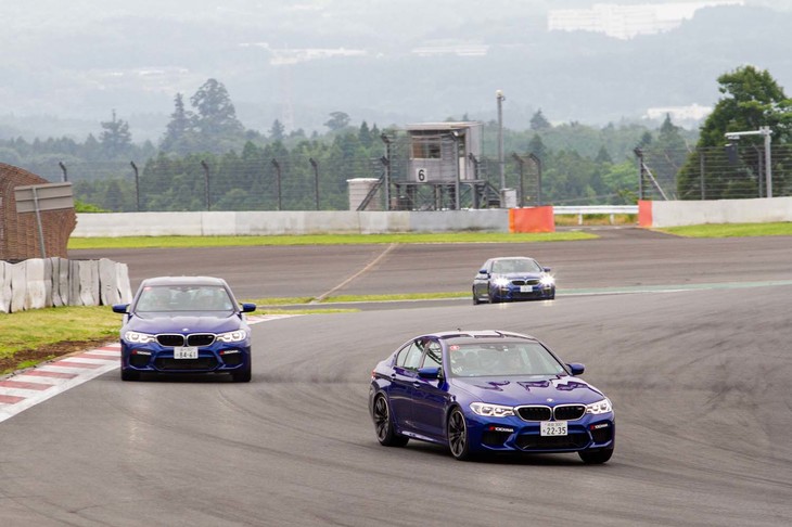 「BMW M TAXI DRIVE.」のワンシーン。写真は、レースにおいてオーバーテイクシーンの見せ場となる富士スピードウェイのアドバンコーナーに進入する直前の様子。