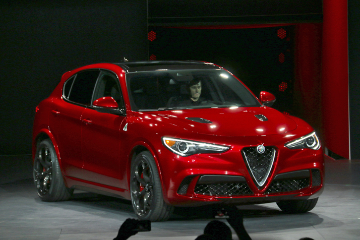 「アルファ・ロメオ・ステルヴィオ」。2016年11月のロサンゼルスオートショーにて撮影。ジェンティローニ首相、次の公用車としていかがでしょう？