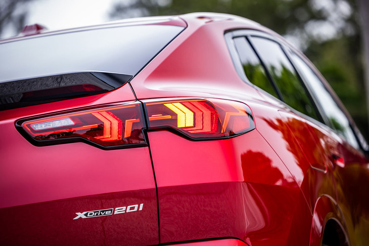 新型「X2」のリアビュー。クーペライクなシルエットと筋肉質なショルダーライン、矢印をモチーフとしたリアコンビランプデザインなどが従来型とは異なる特徴だ。