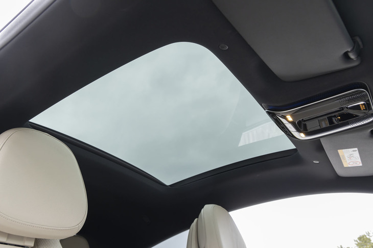 電動パノラミックスライディングルーフは、オプションとなるアイテム。走行中に急ブレーキや強いオーバーステアなどを検知した場合には、先進運転支援システム「PRE-SAFE」と連動して自動で閉じるようになっている。