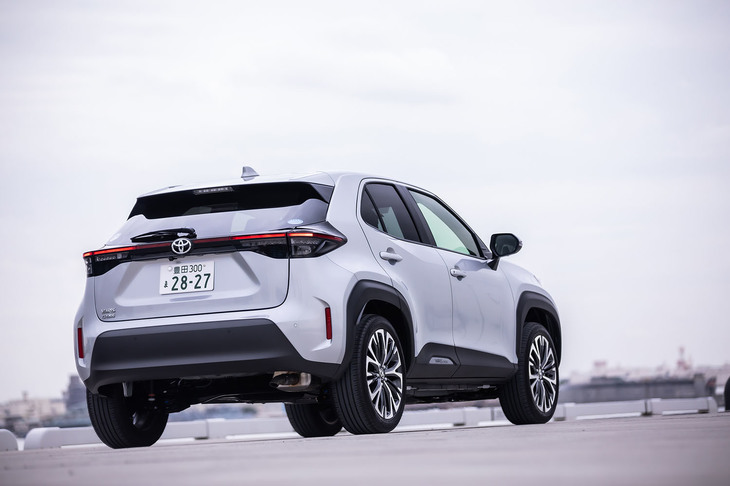 「ヤリス クロスG」（FF車）のWLTCモード燃費値は、19.8km/リッター。ハイブリッド車とは異なり、外装にガソリンエンジンの搭載を示すエンブレムなどは装着されていない。