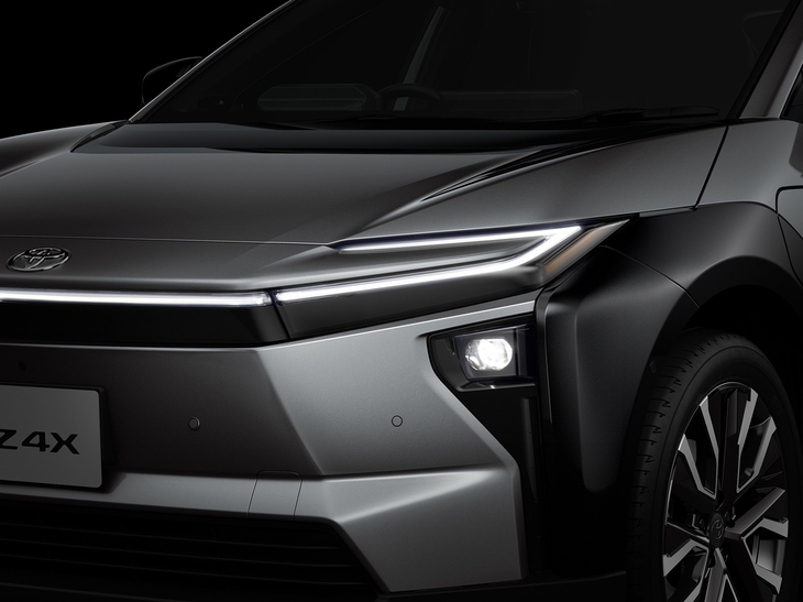トヨタの電気自動車「bZ4X」も、仕様変更でハンマーヘッドデザインの顔に。ただ、元からそうであったかのように、自然ではある。