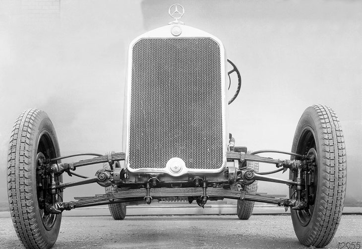 「メルセデス・ベンツ170」のフロントサスペンション。車体に備え付けられたダンパーから伸びる左右1対のロッドと、フレームの上下に横向きに備わるリーフスプリングで車輪を支持していた。