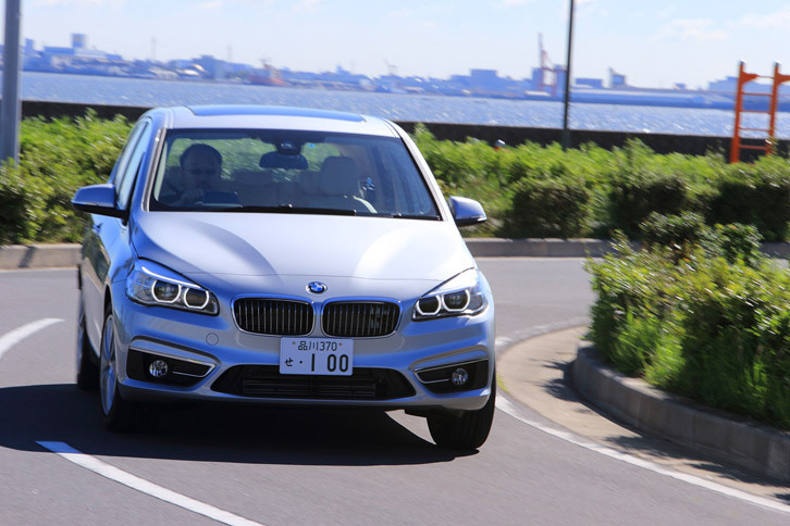 「225xe」の車両重量は1740kgと、同じ4WDの「225i xDrive」と比べても140kgも重い。テスト車は電動サンルーフを装着しているので、さらに重く1770kgとなっている。