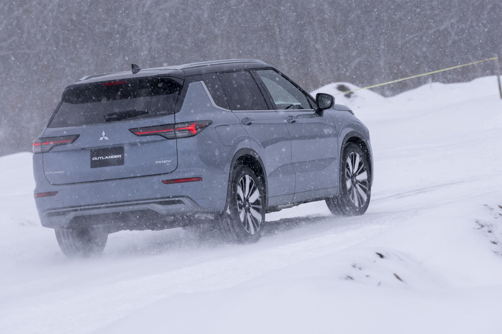 モーターパワーがリア優勢なのは旋回時に三菱の理想とする駆動力配分を得るためだ。先代モデルの後期から採用されている。