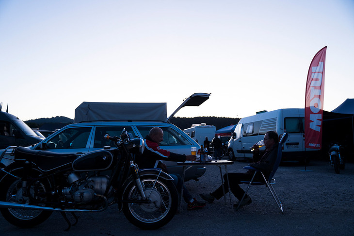 土曜日の夕暮れ、マシンの整備を終えた2人がビールを飲んでいた。実に気持ちがよさそうだった。