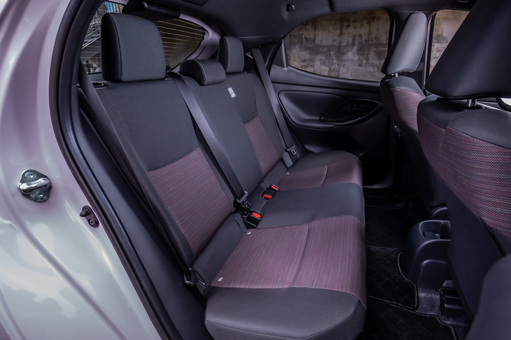 後席も着座位置が先代比で32mm下げられ、乗り降りがしやすくなっている。背もたれには、60：40の分割可倒機構が備わっている。