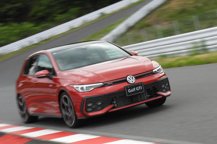 「ゴルフR」より車重が軽く、制御システムもシンプルな「ゴルフGTI」では、より軽快な走りとプリミティブな運転の楽しさが味わえた。