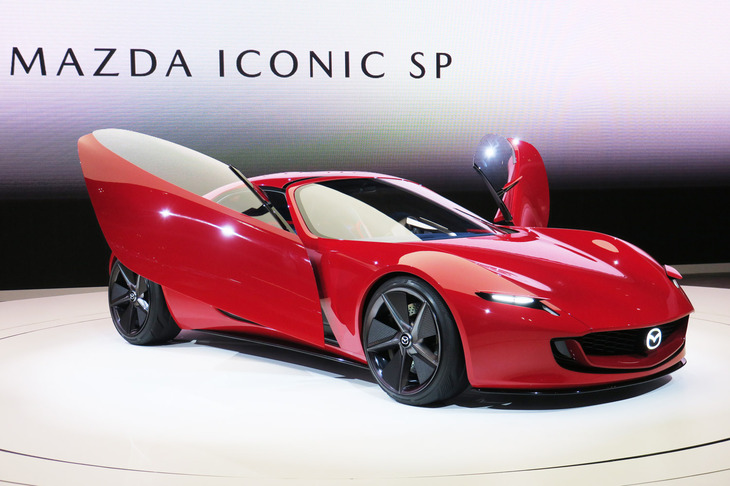 マツダは2023年のジャパンモビリティショーで、ロータリーエンジン搭載のコンセプトカー「アイコニックSP」を披露。マツダのロータリーファンはもちろん、多くのクルマ好きを沸かせた。ロータリーエンジン車ならではの低いボンネットも特徴のひとつ。