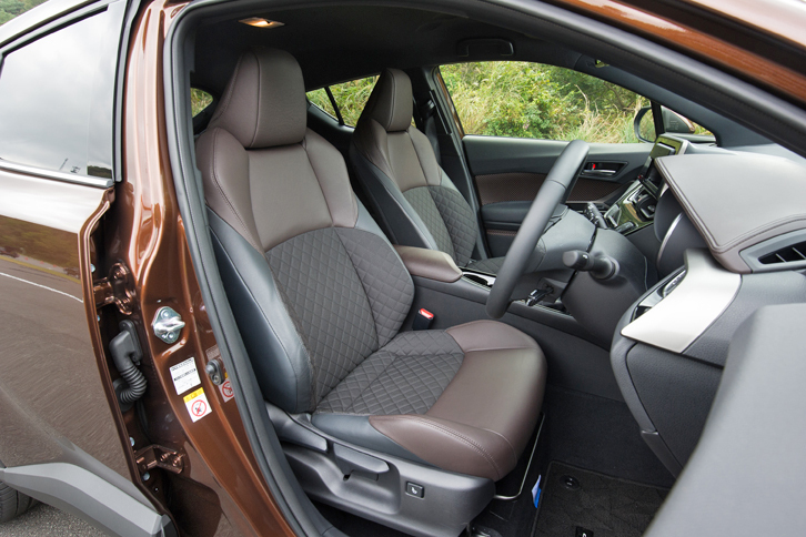 バケットシートをイメージしたという「スポーティシート」。ショルダー部を薄くする一方で、厚みのあるサイドサポートにより高いホールド性が確保されている。