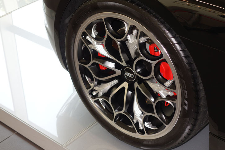 この角度からのぞき込むと、立体的な造形がよくわかる。