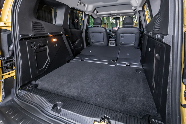 荷室容量は通常時で775リッター、後席を折りたたんだ写真の状態で2800リッター。荷室は凹凸の少ないスクエアな形状となる。（写真＝花村英典）