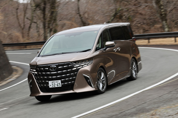 「アルファード」の現行モデルは、当初からプラグインハイブリッドシステムの設定を想定して開発が行われた。容量18.1kWhの駆動用リチウムイオンバッテリーは、室内スペースを浸食することなく床下にレイアウトされている。