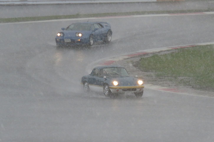 あいにくの天候となったジャパン・ロータスデー2016。この路面状況でも走行を続けた熱意に感服。