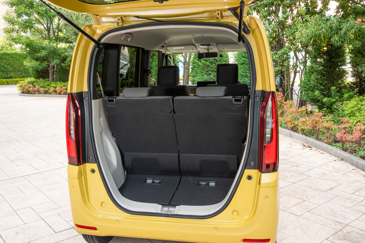 低床設計による広々としたラゲッジスペースも先代モデルから踏襲。これまで右にオフセットして付いていたテールゲートオープナーは、位置を中央にして高さを70mm低めている。