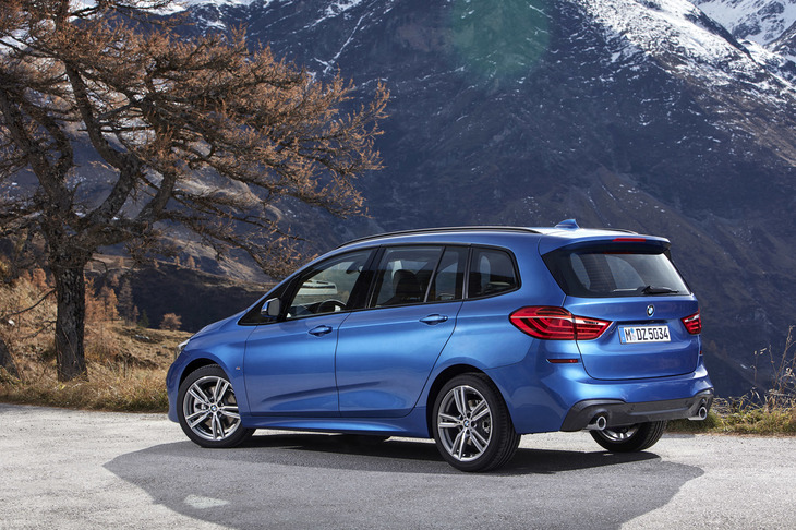 7人乗りのコンパクトミニバン「BMW 2シリーズ グランツアラー」。2021年10月1日に新価格を適用。すべてのグレードにおいて、車両本体価格が一律50万円引き下げられる。