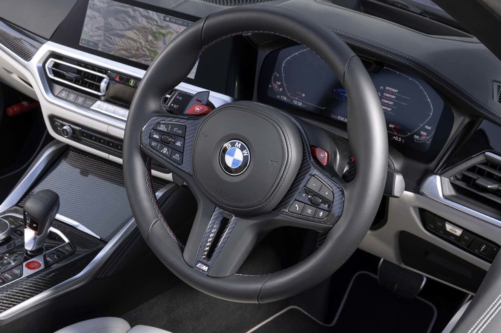 握りの太い革巻きステアリングホイール。左側スポーク部にはACCのスイッチがレイアウトされている。