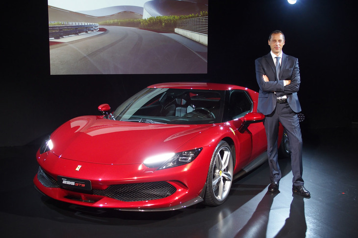 「フェラーリ296GTB」とフェラーリ・ジャパンの代表取締役社長フェデリコ・パストレッリ氏。