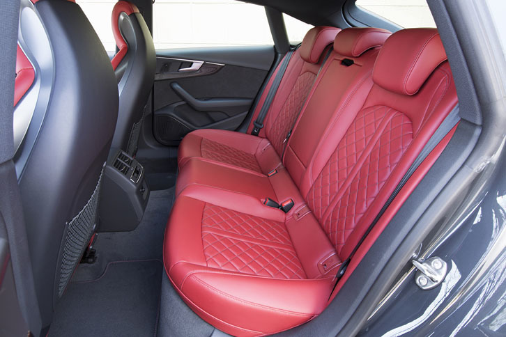 先代で2人掛けだった「S5スポーツバック」の後席は、新型では3人掛けとされた。