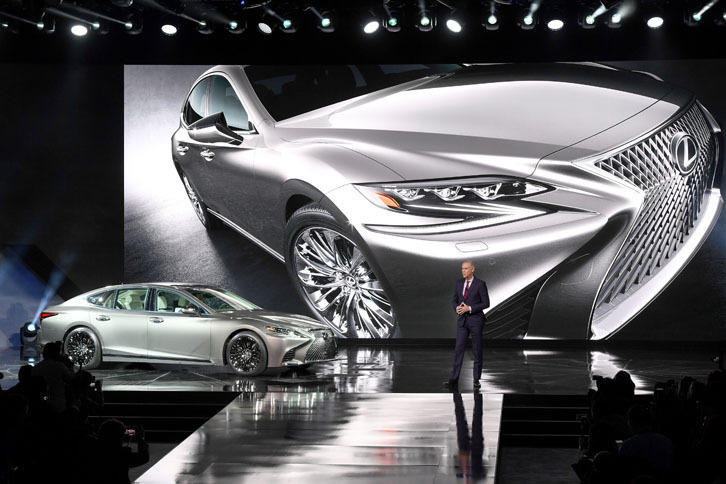 デトロイトショー2017で初公開された新型「LS」。実に11年ぶりのフルモデルチェンジとなった。