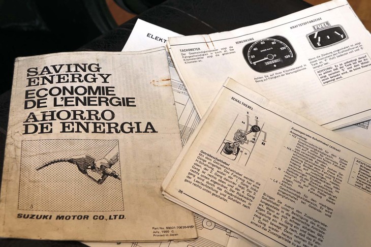 日本車の輸入規制などの影響により、イタリアでスズキ車は1982年まで並行輸入だった。この車両も説明書の本文は、ドイツ語である。