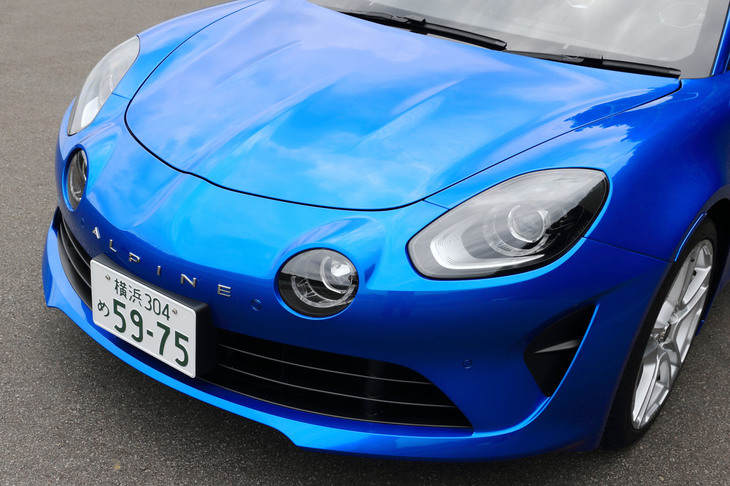 独立型のフルLEDが4つ並ぶフロントまわり。往年のオリジナル「A110」を思わせるデザインとなっている。