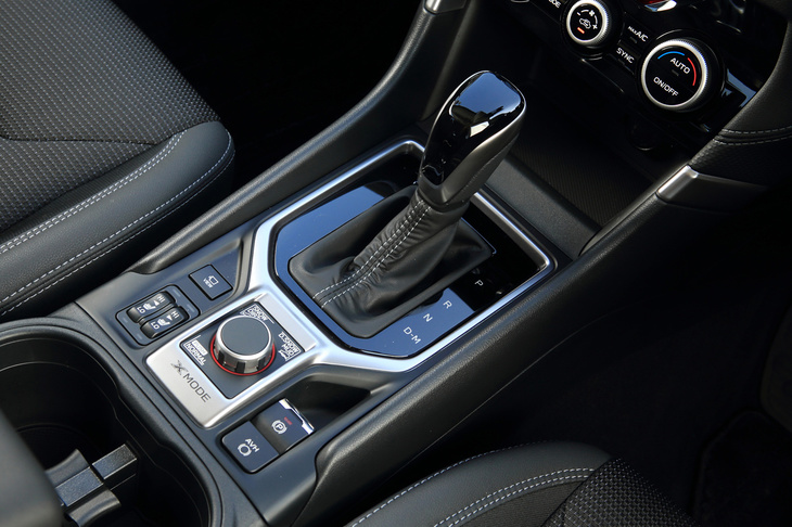 トランスミッションは、スバル車ではおなじみのチェーン式CVT。アクセル開度が大きくなると疑似的なステップ変速を行う「オートステップ変速」機能が搭載される。