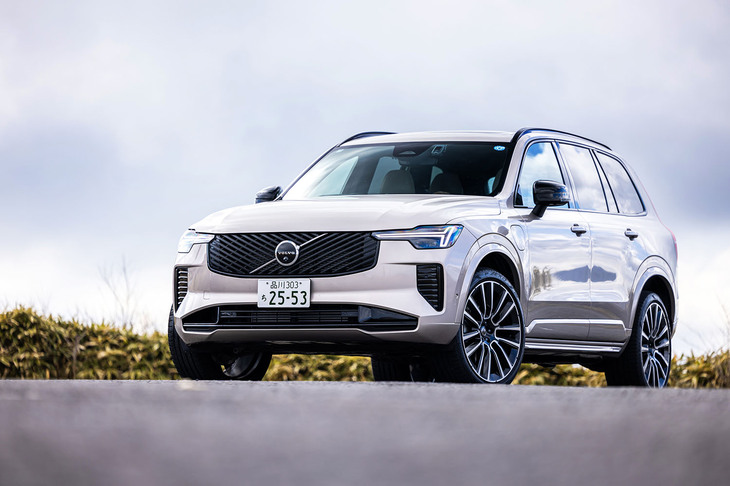 最新の「ボルボXC90」は、2025年2月に導入された改良・進化モデル。内外装のブラッシュアップと、先に新型の電気自動車「EX90」や「EX30」に用いられた次世代ユーザーエクスペリエンスの採用などがトピックとされる。