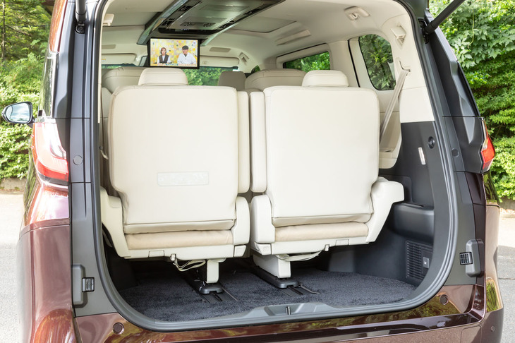 3列目使用時のラゲッジスペースはご覧のとおり。重ねて積むことで9.5インチのゴルフバッグが4つ収められる。