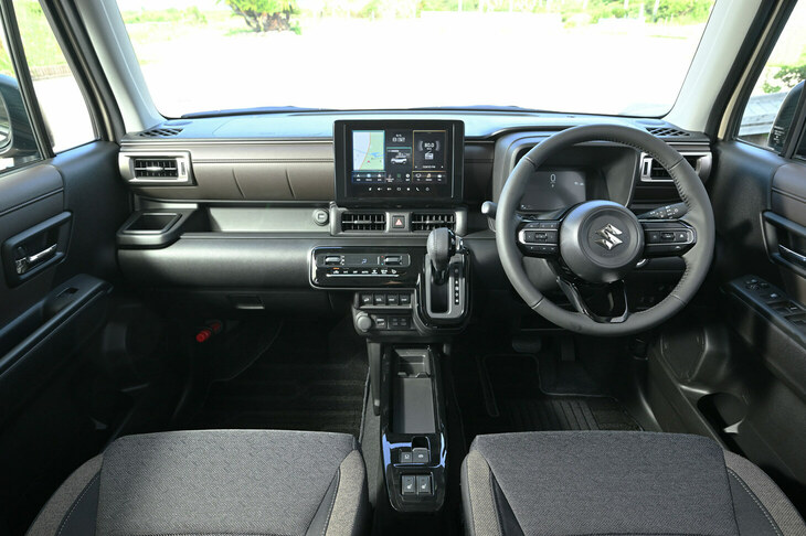 最新型の「スズキ・クロスビー」では、インテリアも全面刷新された。より横基調となったインストゥルメントパネルなどで、SUVらしい力強さと上質感が表現されている。
