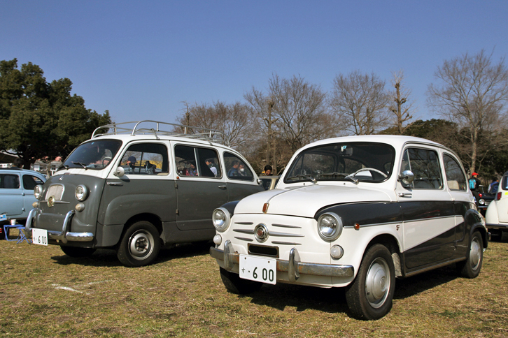 1962年「フィアット600シオネリ」（右）と67年「フィアット600ムルティプラ」（左）。前者は600の内外装をカロッツェリア・シオネリが仕立てた仕様で、後者は600をベースとするミニバン的なモデル。ホイールベース2.2m、全長3.5mちょっとしかないが6人乗りで、イタリアではタクシーにも使われた。