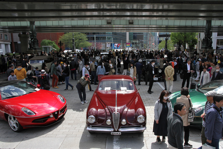俯瞰（ふかん）で見た日本橋橋上。大勢のギャラリーに囲まれ、2列目以降の車両はほとんど見えない。