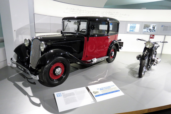 最初の直6 BMWで、最初のキドニーグリル採用モデルである1933年製「BMW 303」。