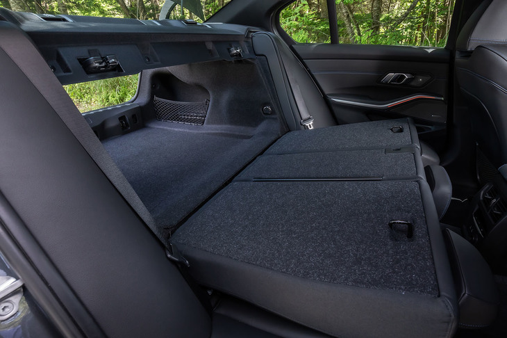 後席背もたれをすべて前方に倒した様子。荷室側に用意されたレバーを用いて、背もたれ部分を簡単に倒すことができる。荷室容量は5人乗車の通常使用時で480リッター。