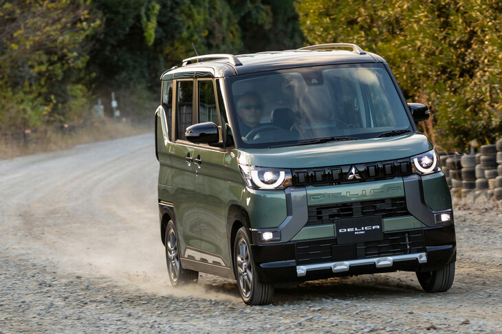 4WD車のパフォーマンスはライバルに対する大きなアドバンテージ。駆動システムは微量ながらも常時後輪にトルクを伝達し続ける方式で、優れたレスポンスと走行安定性を発揮。悪路を想定した専用チューニングのサスペンションや、大径タイヤも装備される。