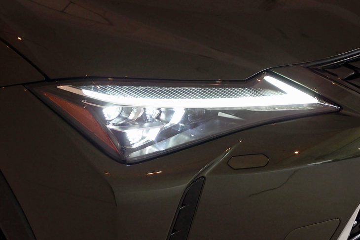 レクサスUX250h“バージョンL”（ヘッドランプ）