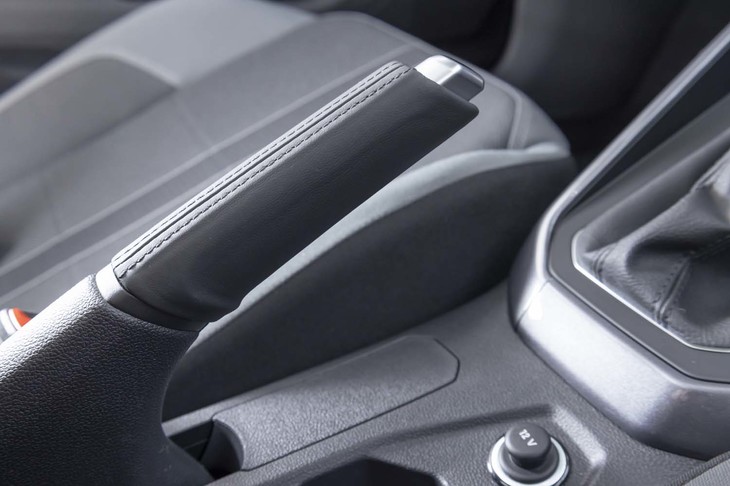 駐車ブレーキはいわゆるサイドブレーキ。「トラベルアシスト」は渋滞追従も可能だが、停止から一定時間が経過したらフットブレーキを踏む必要がある。