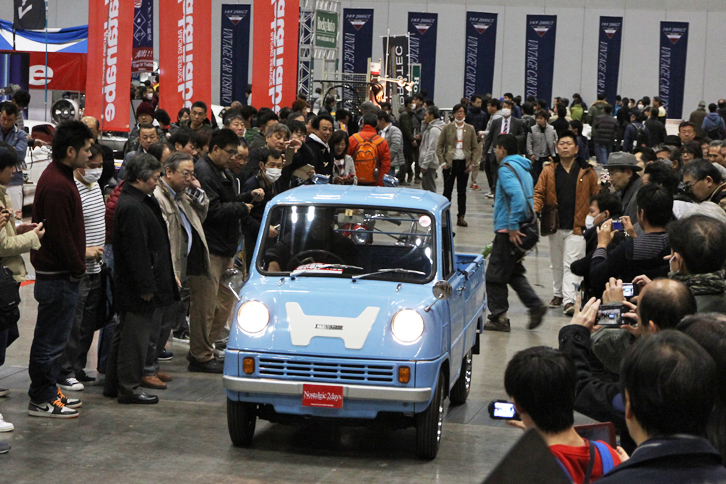 一般公募から選ばれた10台の車両が1台ずつ会場内を走行、オーナーがインタビューを受けた後に展示された。そのなかの一台である1966年「ホンダT360」。