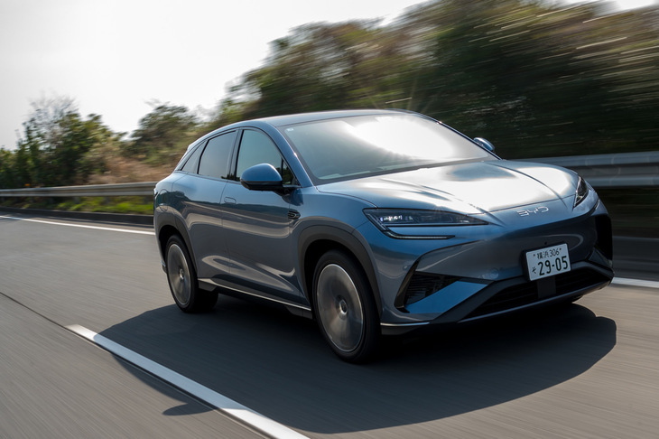 サスペンションは前後ともにダブルウイッシュボーン式で、可変ダンピングアブソーバーを全車に装備。操舵機構にはデュアルピニオン式のパワーステアリングを採用している。