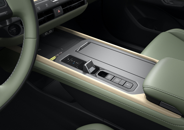 センターコンソールにははやりの背丈を抑えたシフトセレクターを搭載。これも他のトヨタ／レクサス車では見たことのないスタイルだ。