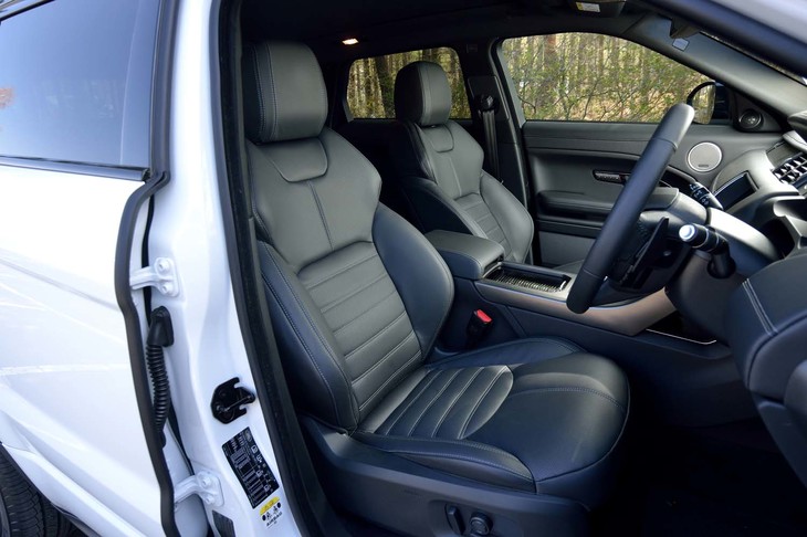 「HSEダイナミック」では、穴あけ加工が施されたレザーシートが標準装備。しっとりとした風合いの表皮がいい感じ。