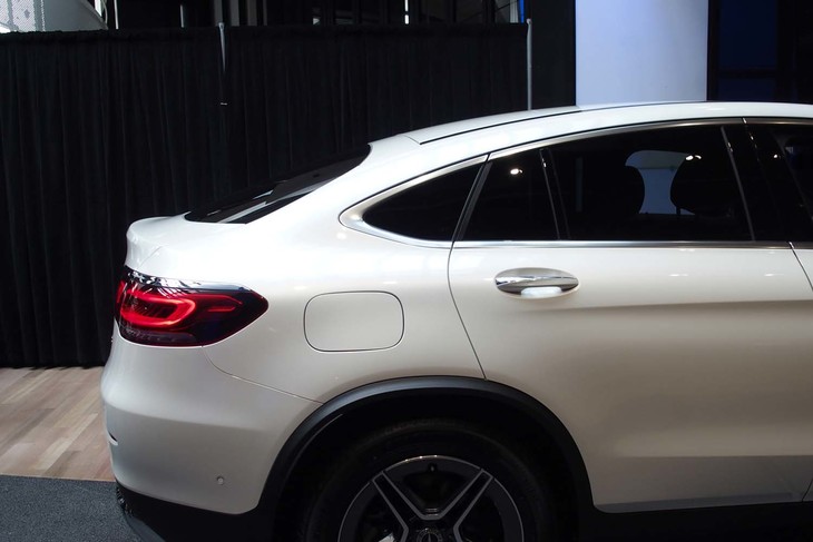 「GLC220d 4MATICクーペ」の後部。ルーフ中央からボディー後端にかけてなだらかに傾斜するスタイリッシュなクーペフォルムが特徴だ。