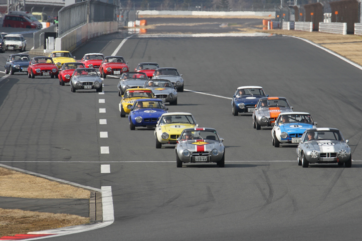 軽さと空力で非力なエンジンを補い、燃費も良好という、現代のエコカーにも通じる、合理的な設計のライトウェイトスポーツだった「トヨタ・スポーツ800」もパレードに登場した。