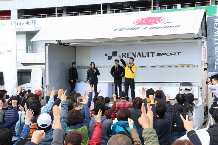 イベントの人気企画「ルノーグッズ争奪ジャンケン大会」。ジャンケンを行ったのは、ルノースポール国際マーケティングマネージャーであるジャン・カルカさんだ。