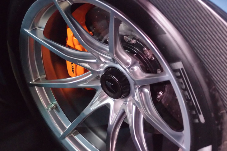 超軽量の9スポーク鍛造アルミホイールは、センターロック式。標準ではグロスブラック仕上げとなっている。