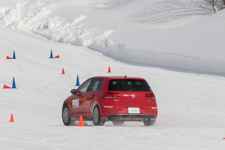 雪に覆われた北海道・士別のテストコースを行く「クロスクライメート2」のテスト車両。雪上路も普通に走れてしまうものの、ひとたび挙動が乱れた場合の収束レベルという点では、スタッドレスタイヤ並みとはいかなかった。