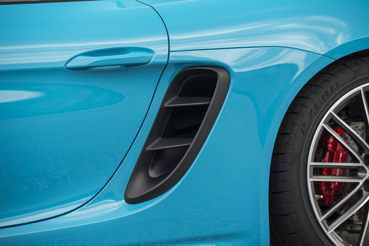 リアホイールアーチの前方に開けられたエアインテークが従来より大型化されている。